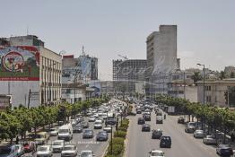 Image du Maroc Professionnelle de  Extension de l’Avenue des Forces Armées Royales (F. A. R.). en direction de Rabat, à gauche la Bourse des valeurs de Casablanca , au fond un grand immeuble en construction qui abritera l'hôtel Mogador, Lundi 6 Juillet 2009. (Photo / Abdeljalil Bounhar)